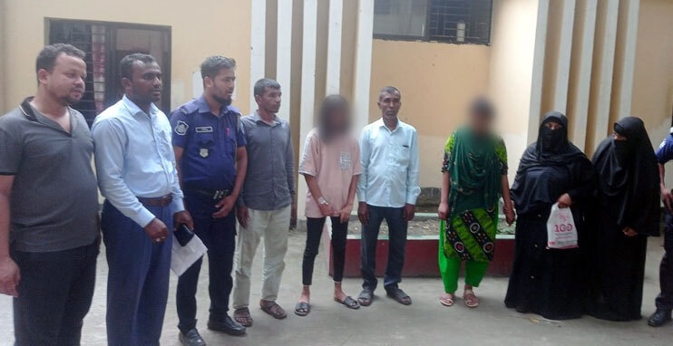 সেই দুই মেয়েকে পরিবারের কাছে হস্তান্তর